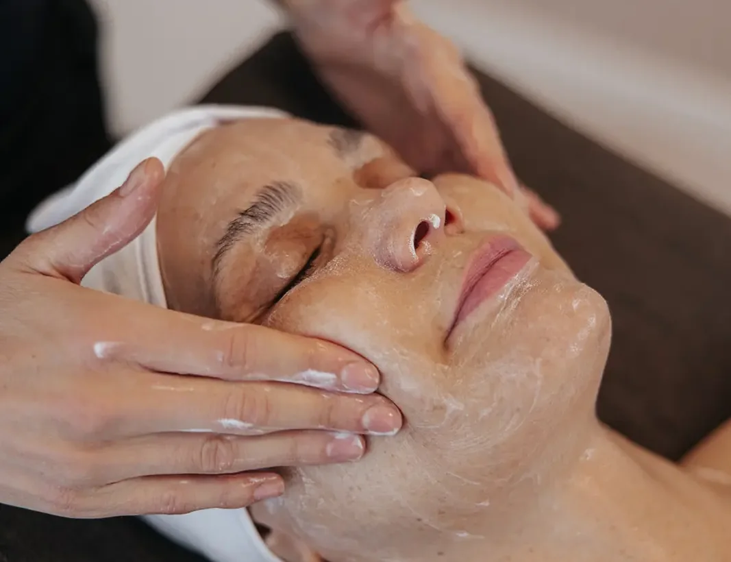 Ansiktsmassasje under en behandling hos Oslo Skin