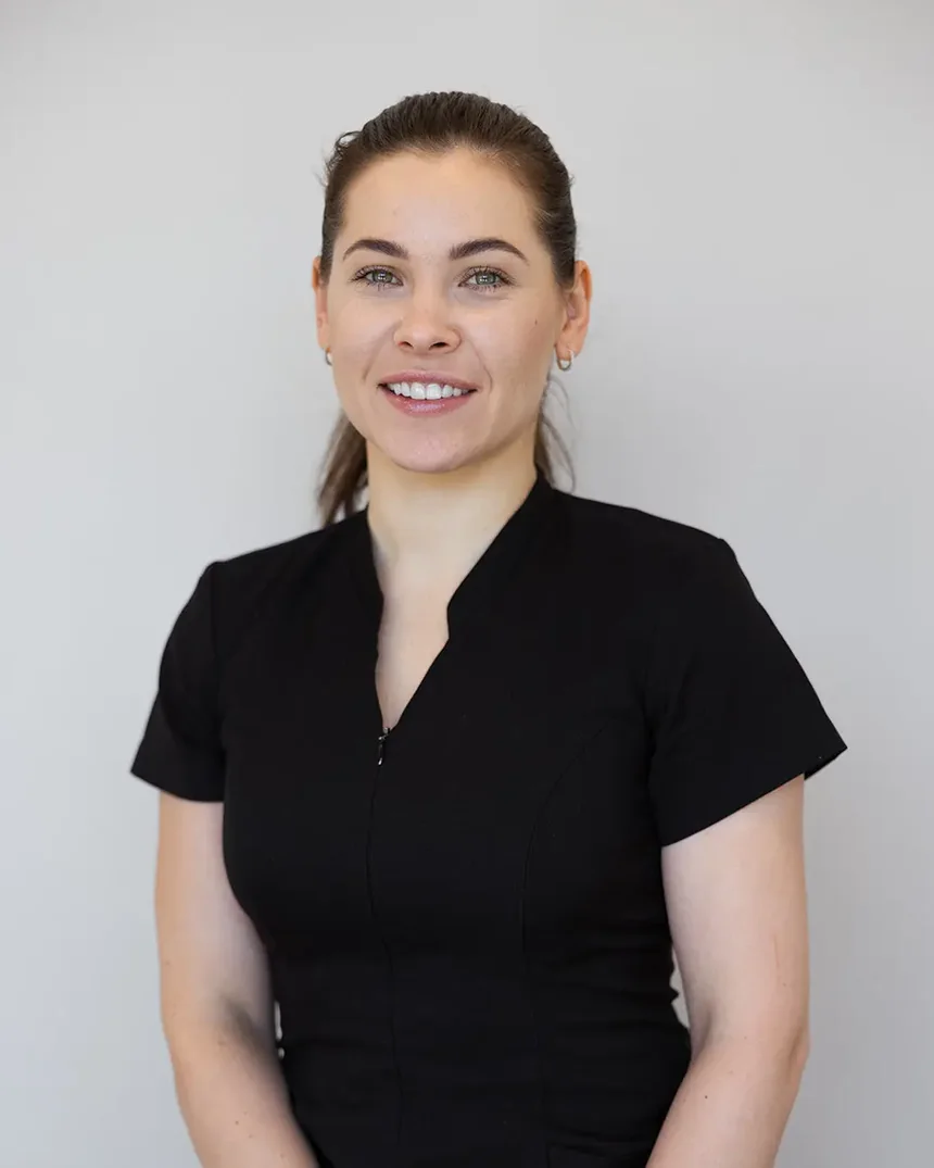 Julia, hudterapeut og brynsspesialist hos Oslo Skin